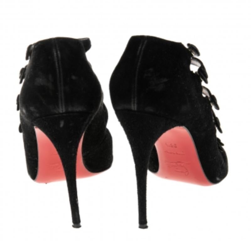 Christian Louboutin - Escarpins Viennana en daim noir, taille 38.5 Bon état - En vente à Dubai, Al Qouz 2