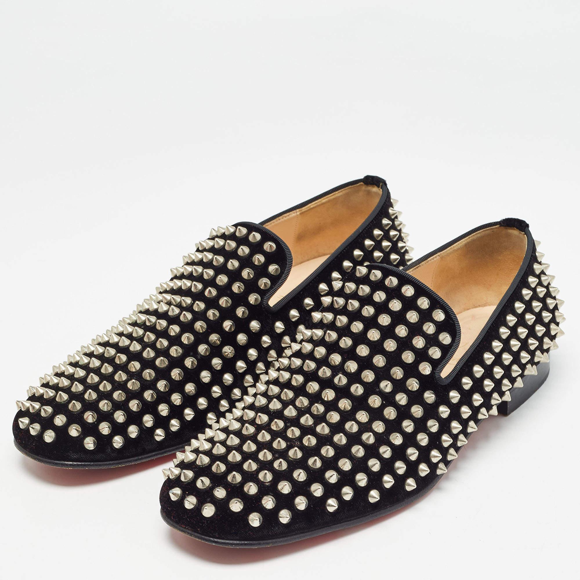Give your outfit a luxe update with this pair of Christian Louboutin smoking slippers. The shoes are sewn perfectly to help you make a statement in them for a long time.