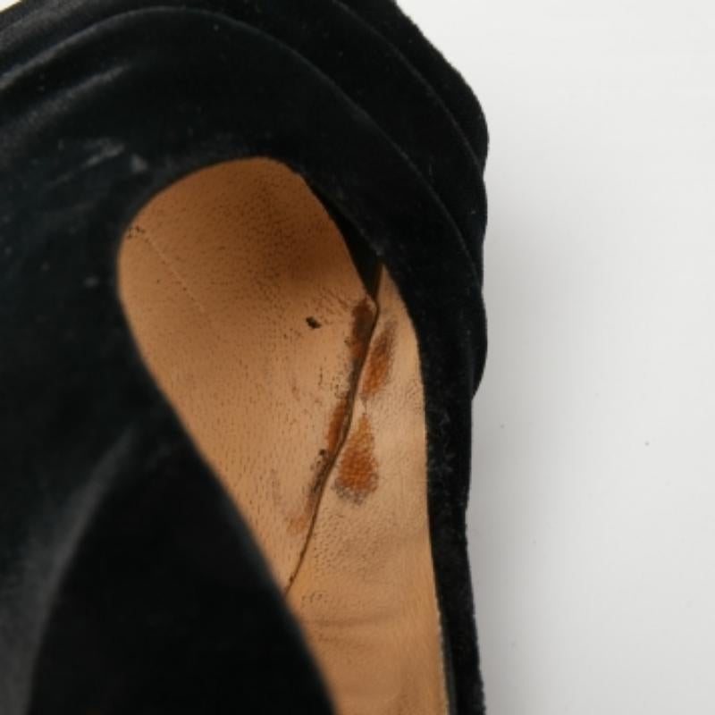 Rese particolari dai dettagli drappeggiati sulla tomaia, queste Christian Louboutin sono realizzate in morbido velluto. Oltre ai tacchi altissimi, hanno un plateau nascosto per un sostegno extra. Le décolleté nere sono dotate di punta e sono