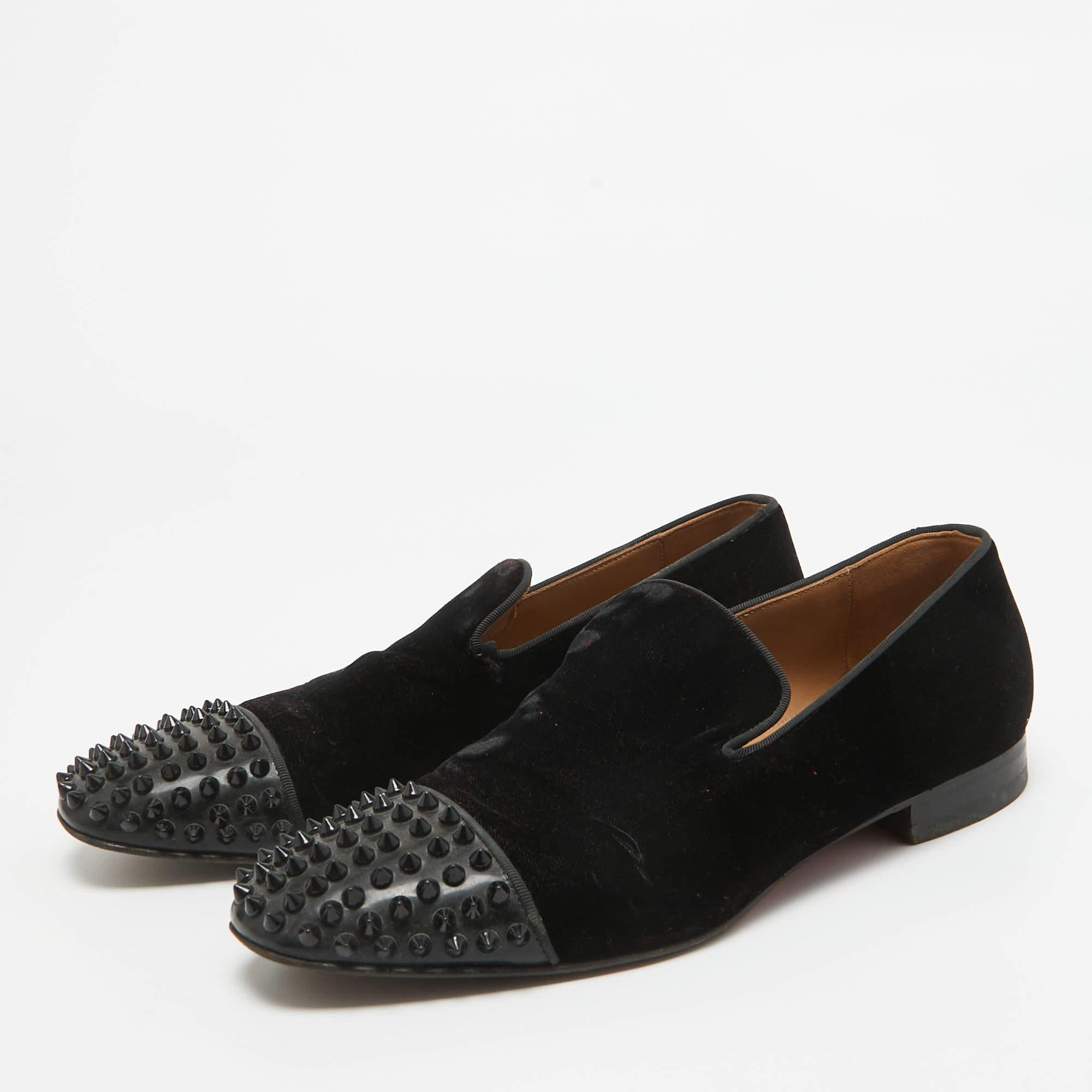 To perfectly complement your attires Christian Louboutin brings you this pair of Smoking slippers that speak nothing but beauty. Theyve been crafted from black velvet and feature patent leather cap toes covered in spikes. The comfortable slippers