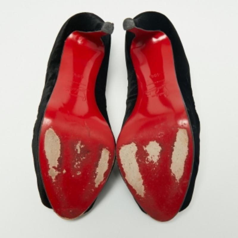Queste décolleté Christian Louboutin emanano uno stile raffinato e un'atmosfera sofisticata grazie al loro design minimal. Realizzate in velluto nero, sono impreziosite da cristalli sulle punte. Queste bellezze sono rifinite con tacchi a spillo e