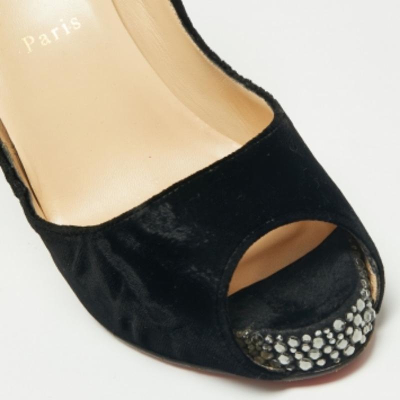 Christian Louboutin Velluto nero Very Prive Pumps Peep-Toe con cristalli misura 40,5 In condizioni buone in vendita a Dubai, Al Qouz 2