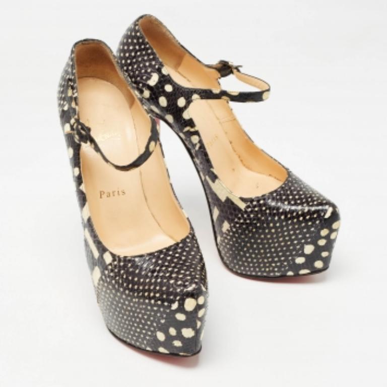Christian Louboutin Escarpins Lady Daf en peau de serpent imprimée noir/blanc Taille 37 en vente 1
