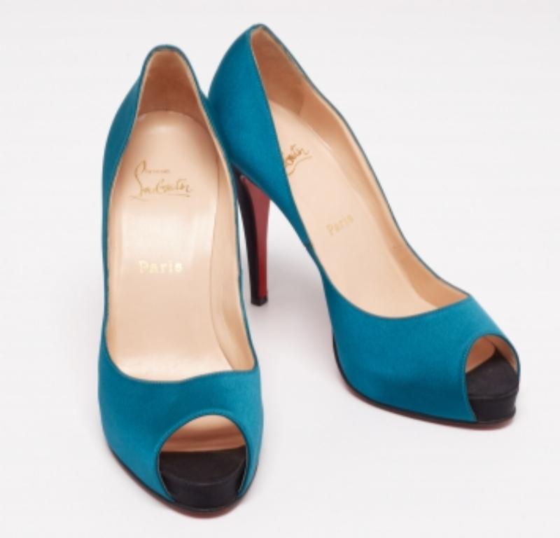 Affichant une silhouette chic rehaussée d'excellence, ces escarpins Very Prive de la maison Christian Louboutin exsudent le style signataire ! Ils sont conçus en utilisant du satin bleu-noir à l'extérieur. Ces escarpins sont dotés de talons fins, de