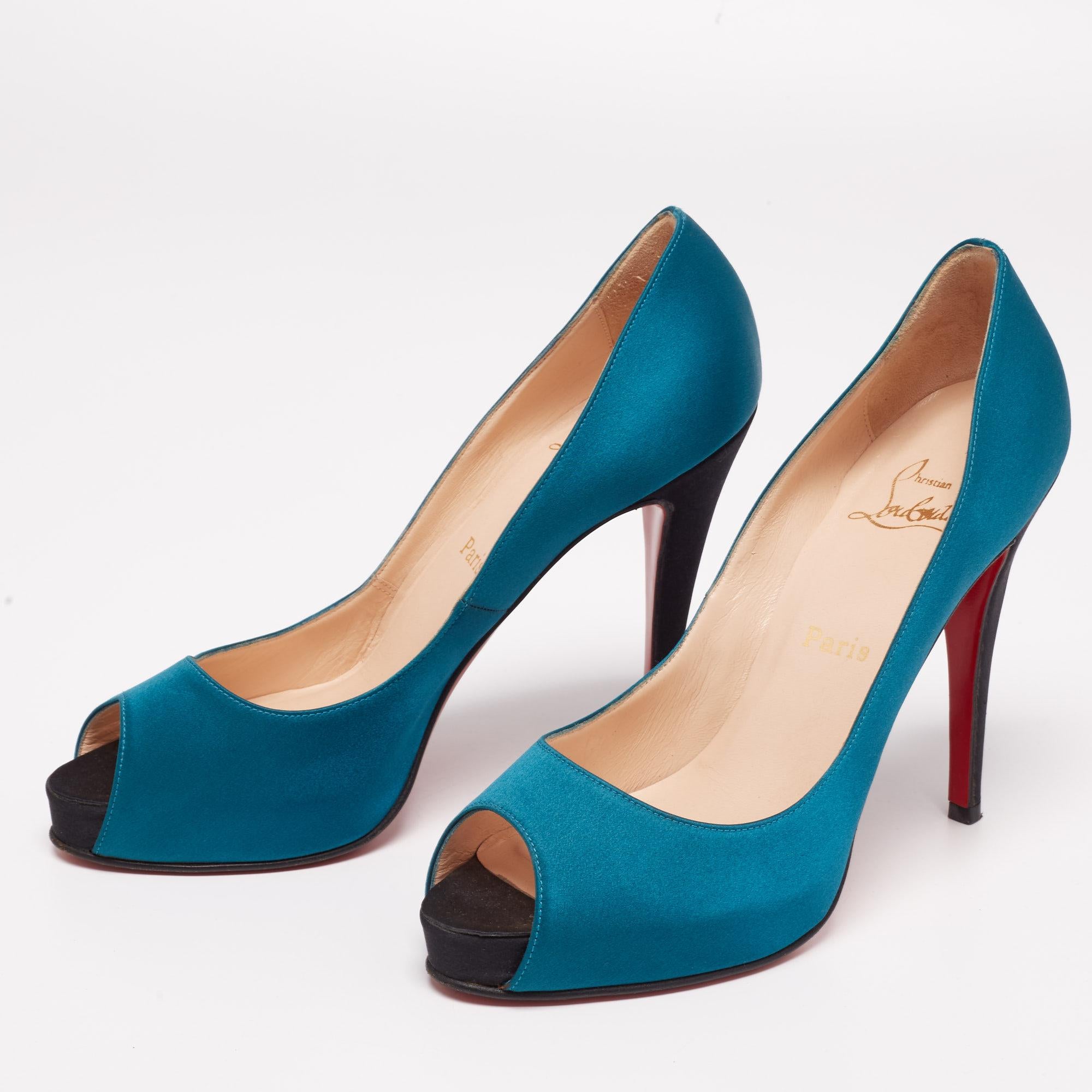 Exhibiting a chic silhouette enhanced with excellence, these Very Prive pumps from the House of Christian Louboutin exude signatory style! They are designed using blue-black satin on the exterior. These pumps have slim heels, peep-toes, platforms,