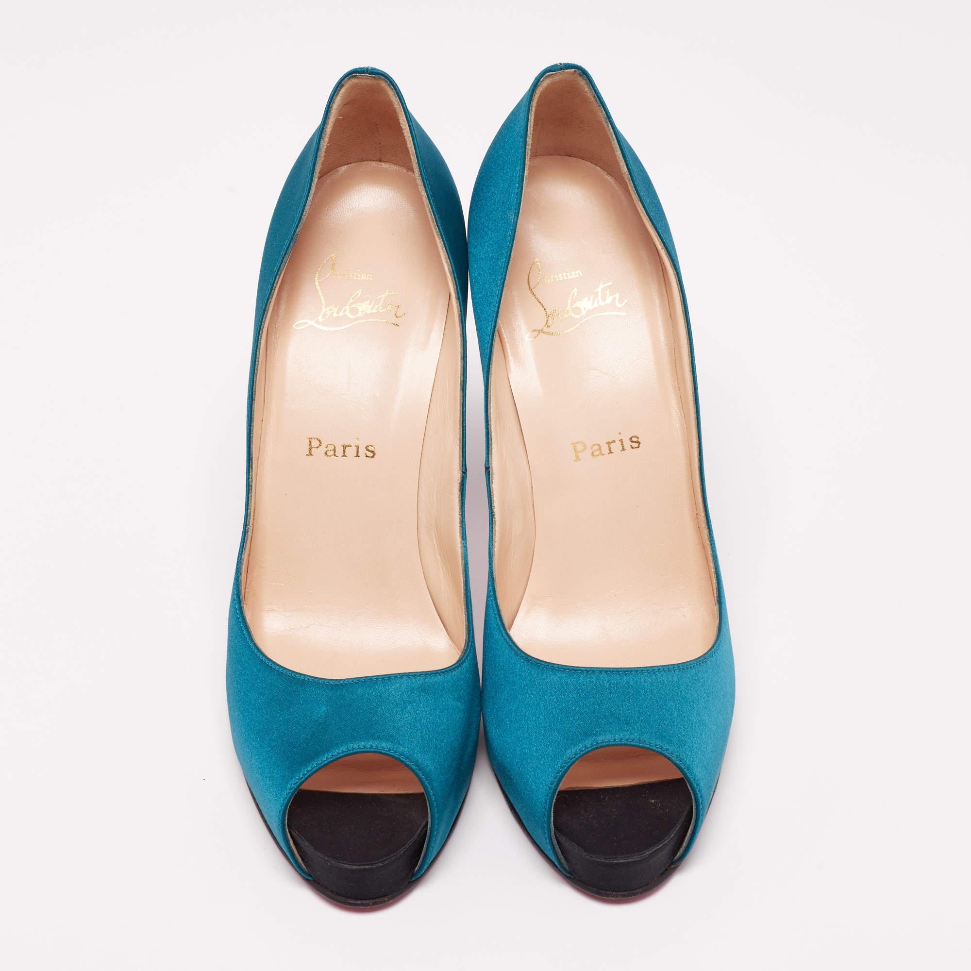 Exhibiting a chic silhouette enhanced with excellence, these Very Prive pumps from the House of Christian Louboutin exude signatory style! They are designed using blue-black satin on the exterior. These pumps have slim heels, peep-toes, platforms,
