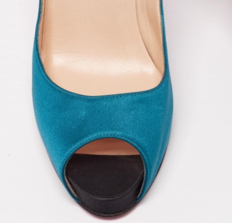 Christian Louboutin Bleu/Noir Satin Very Prive Peep Toe Platform Pumps Size 40 en vente 2