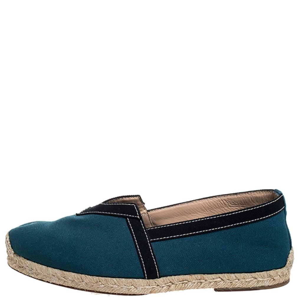 Lightweight and versatile, these Eos Espadrilles from Christian Louboutin are meticulously crafted in a blue canvas body. The pair is easy to slip in and out owing to its slip-on construction. Set on a comfortable rubber sole, these shoes make for