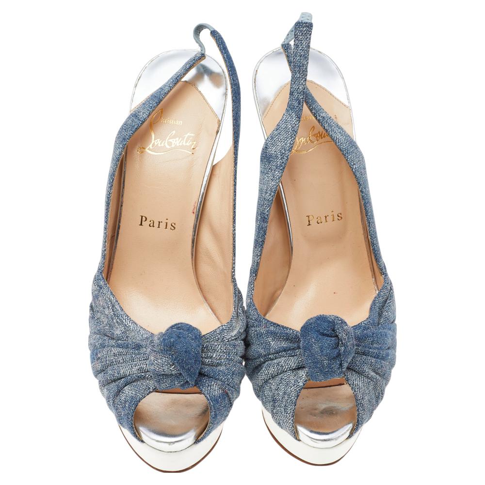 You wouldn’t wish to own this astounding pair of Jenny platform sandals from Christian Louboutin. Crafted in Italy, they are made of blue denim and are styled with knotted vamps. This pair comes with slingback ankle straps, platforms, and 14.5 cm