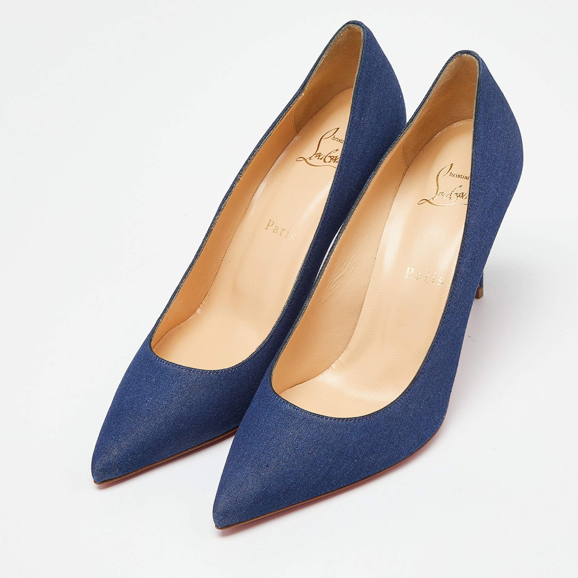 Make a chic style statement with these Christian Louboutin pumps. They have a pointed-toe silhouette lifted on 9 cm heels. The red of the soles and the blue of the denim deliver a classy picture.