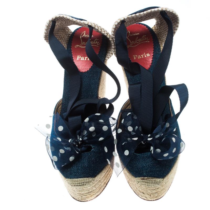 Comfort and style go hand in hand with these splendid sandals from Christian Louboutin. The blue Mini Me sandals are crafted from denim and canvas and feature round toes with an elegant bow detailing. They flaunt comfortable fabric lined insoles,