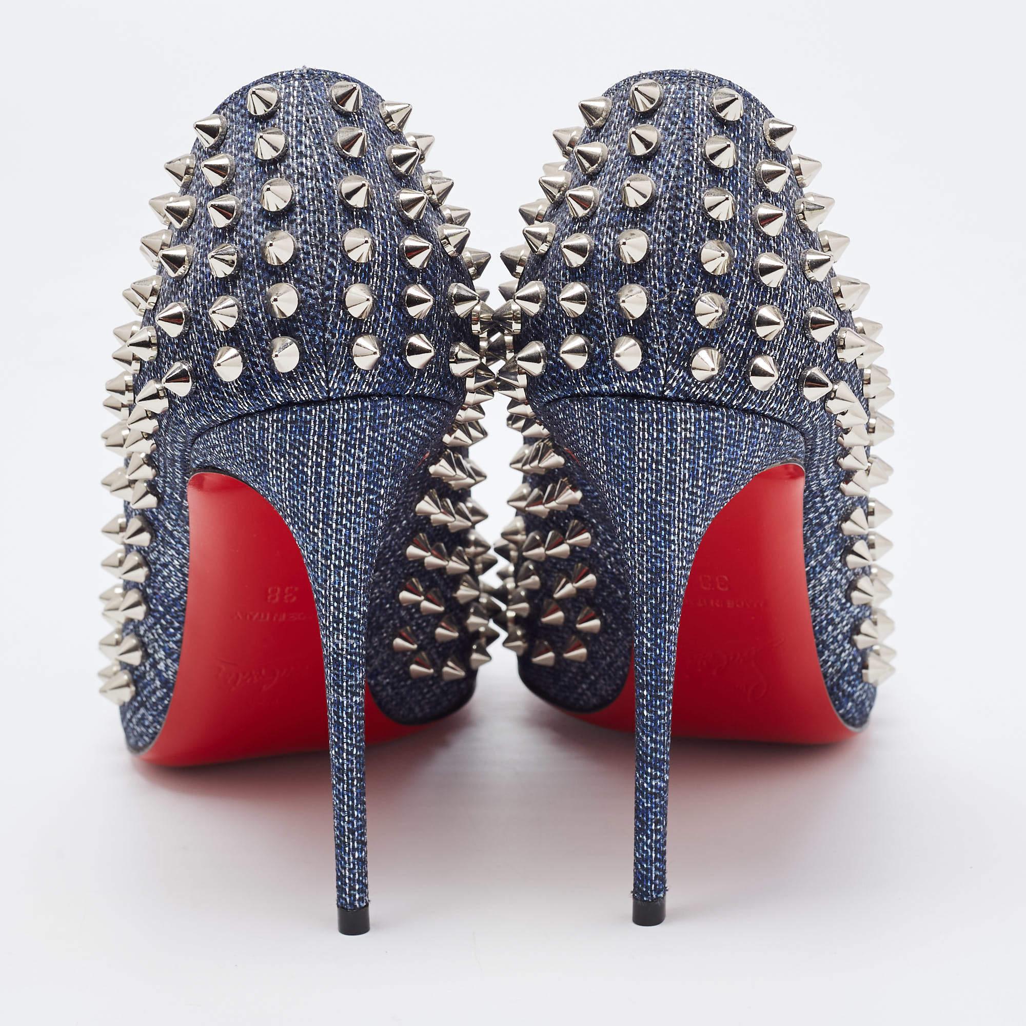 Curvaceous arches, a feminine appeal, and a well-built structure define this set of Christian Louboutin pumps. Coming with comfortable insoles and sleek heels, style them with your favorite outfits.

