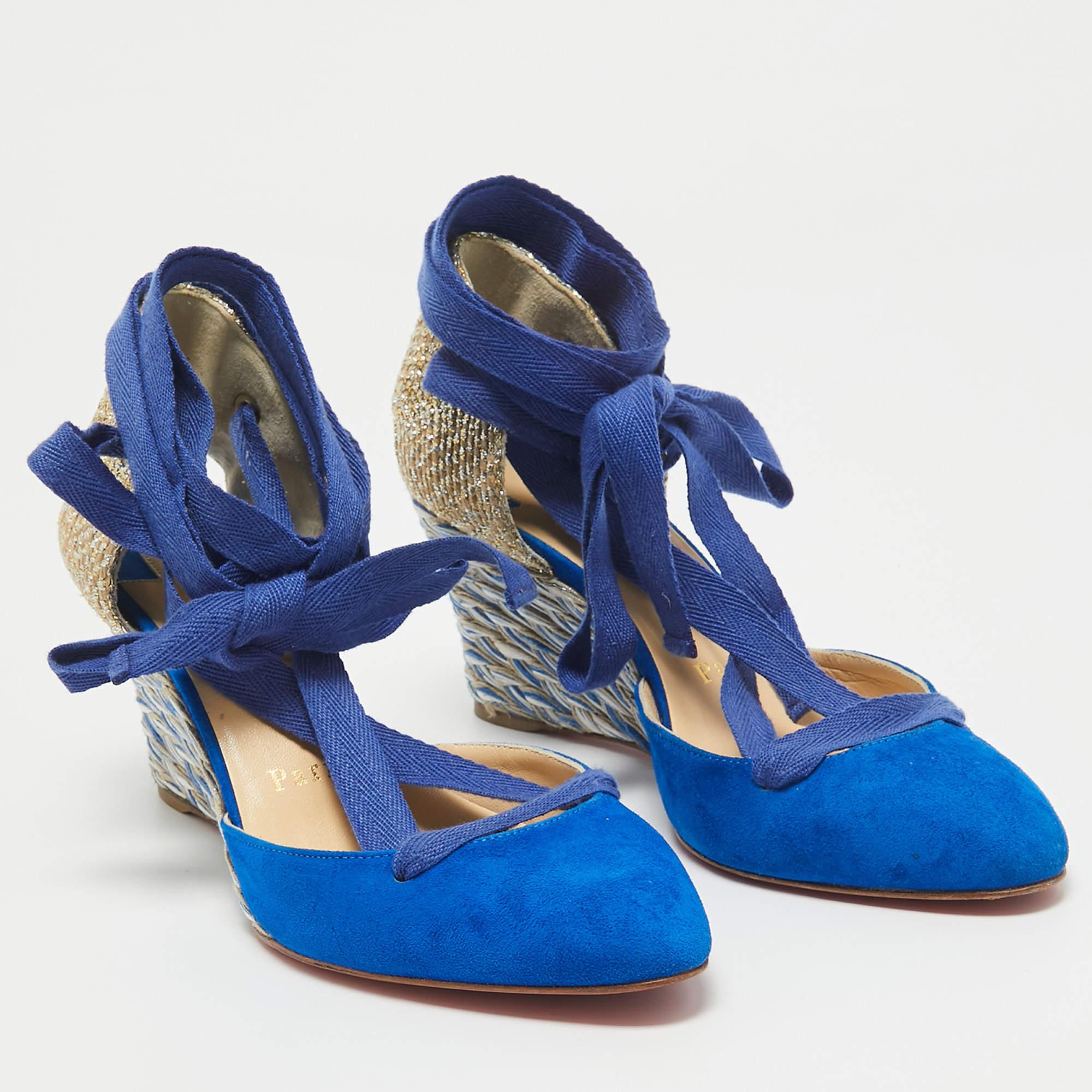 Christian Louboutin Bombas de cuña de rafia y ante azul/dorado talla 36 en Bueno estado para la venta en Dubai, Al Qouz 2