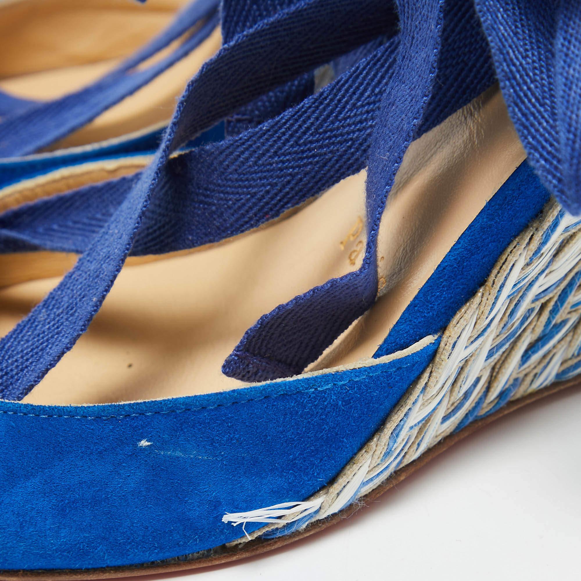Christian Louboutin Bombas de cuña de rafia y ante azul/dorado talla 36 en venta 3
