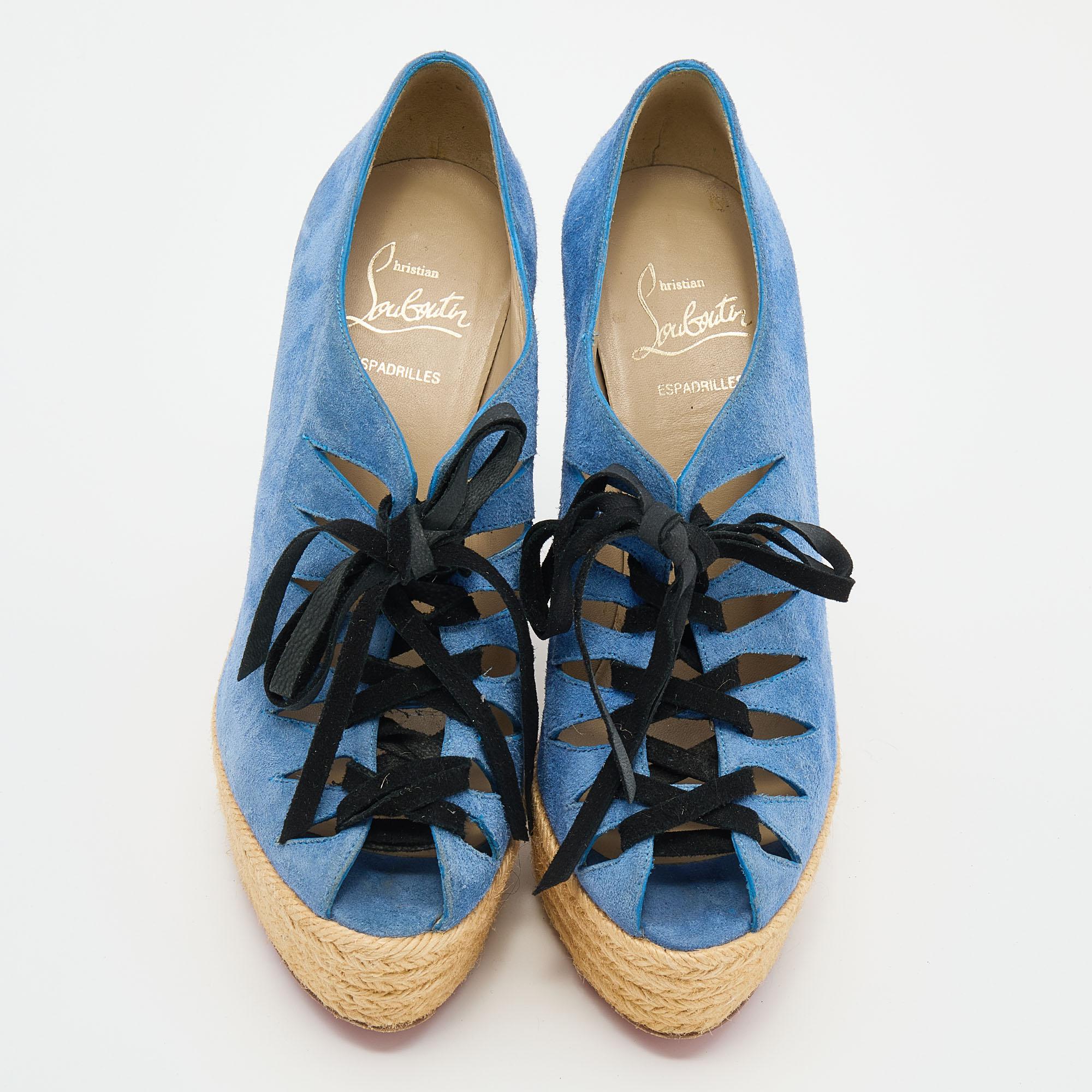 Ces sandales Christian Louboutin sont parfaites pour l'été ! Elles sont confectionnées en daim et présentent des lacets, des plateformes et des talons compensés en forme d'espadrille. Elles sont dotées d'une semelle intérieure en cuir lisse et d'une