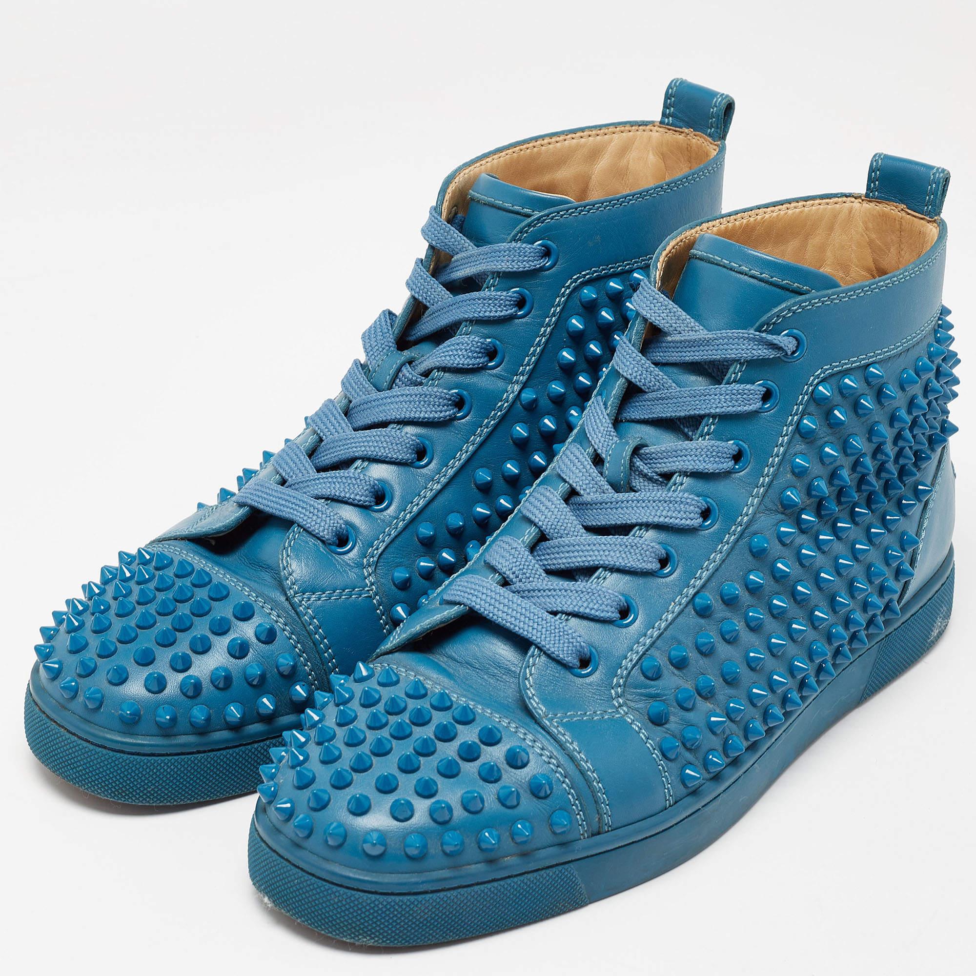 Vous vous sentirez bien dans votre tenue décontractée à chaque fois que vous porterez ces baskets de Christian Louboutin. Elles ont été fabriquées en cuir et présentent un style haut de gamme avec un extérieur orné de pointes assorties. Les baskets
