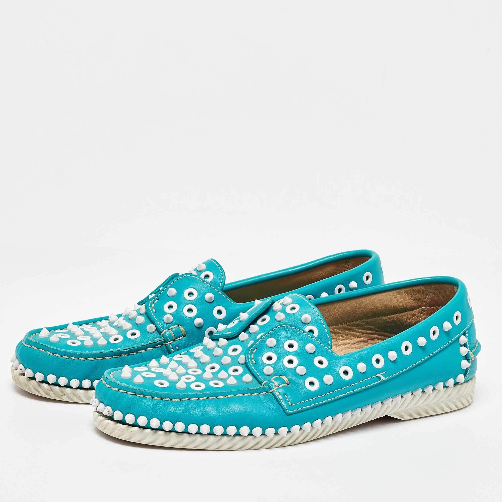 Ces mocassins yacht sont conçus à la perfection en cuir par l'estimée marque de mode de luxe Christian Louboutin. Ces mocassins cool sont un choix parfait si vous cherchez des chaussures bateau à la mode. L'extérieur en cuir bleu est orné de pointes