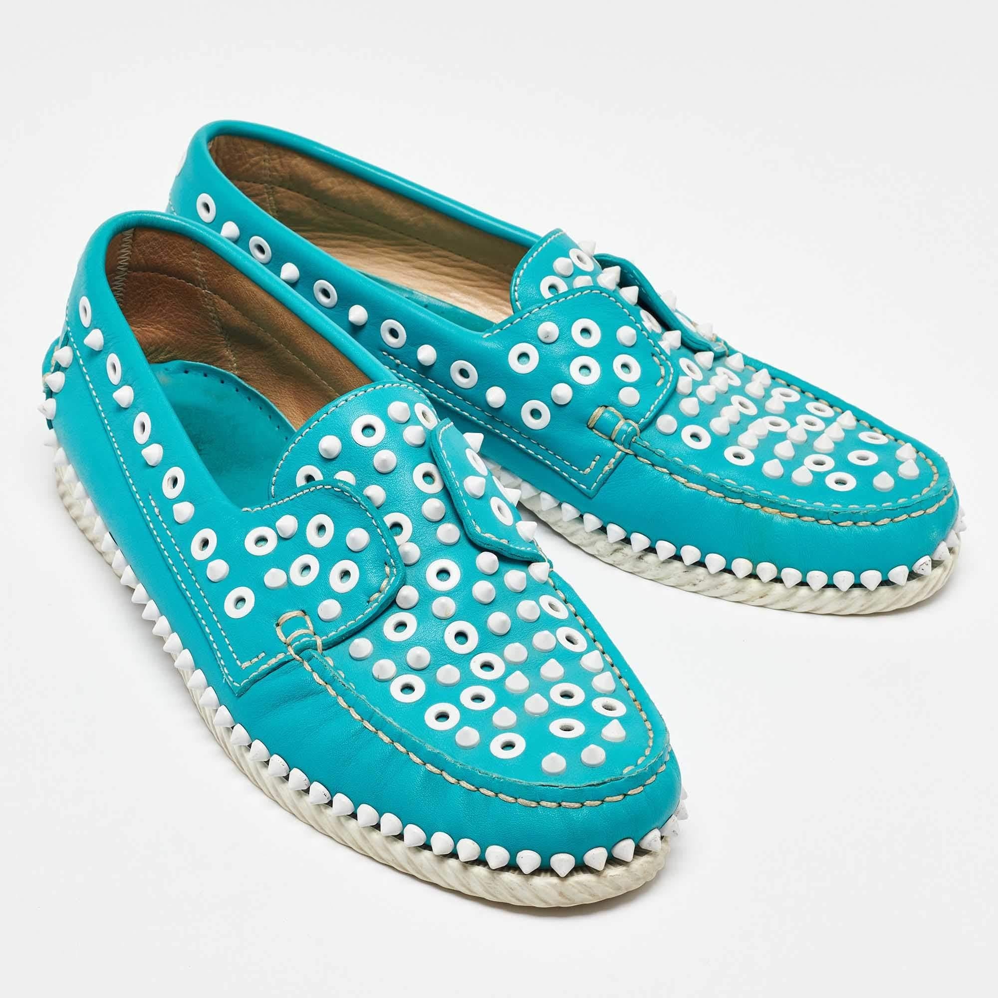 Christian Louboutin - Mocassins de yacht à pointes en cuir bleu, taille 43 Bon état - En vente à Dubai, Al Qouz 2