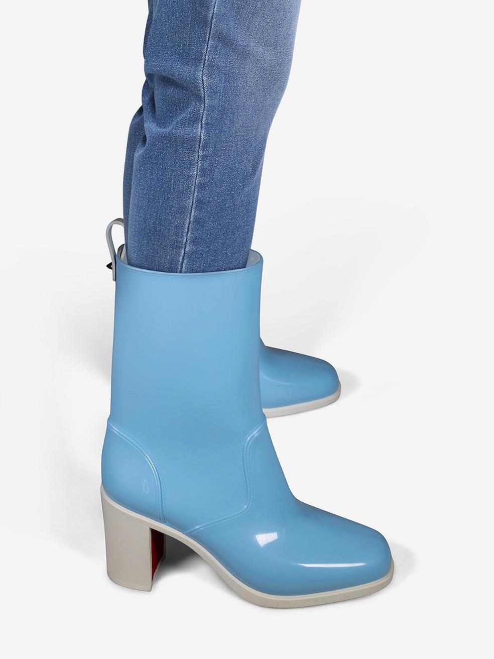 CONDITION is Very good. Minimal wear to boots is evident. Minimal wear to the heel and toe of both shoes and both sides and the back tab of the left shoe where discolouration can be seen on this used Christian Louboutin designer resale item.
 
