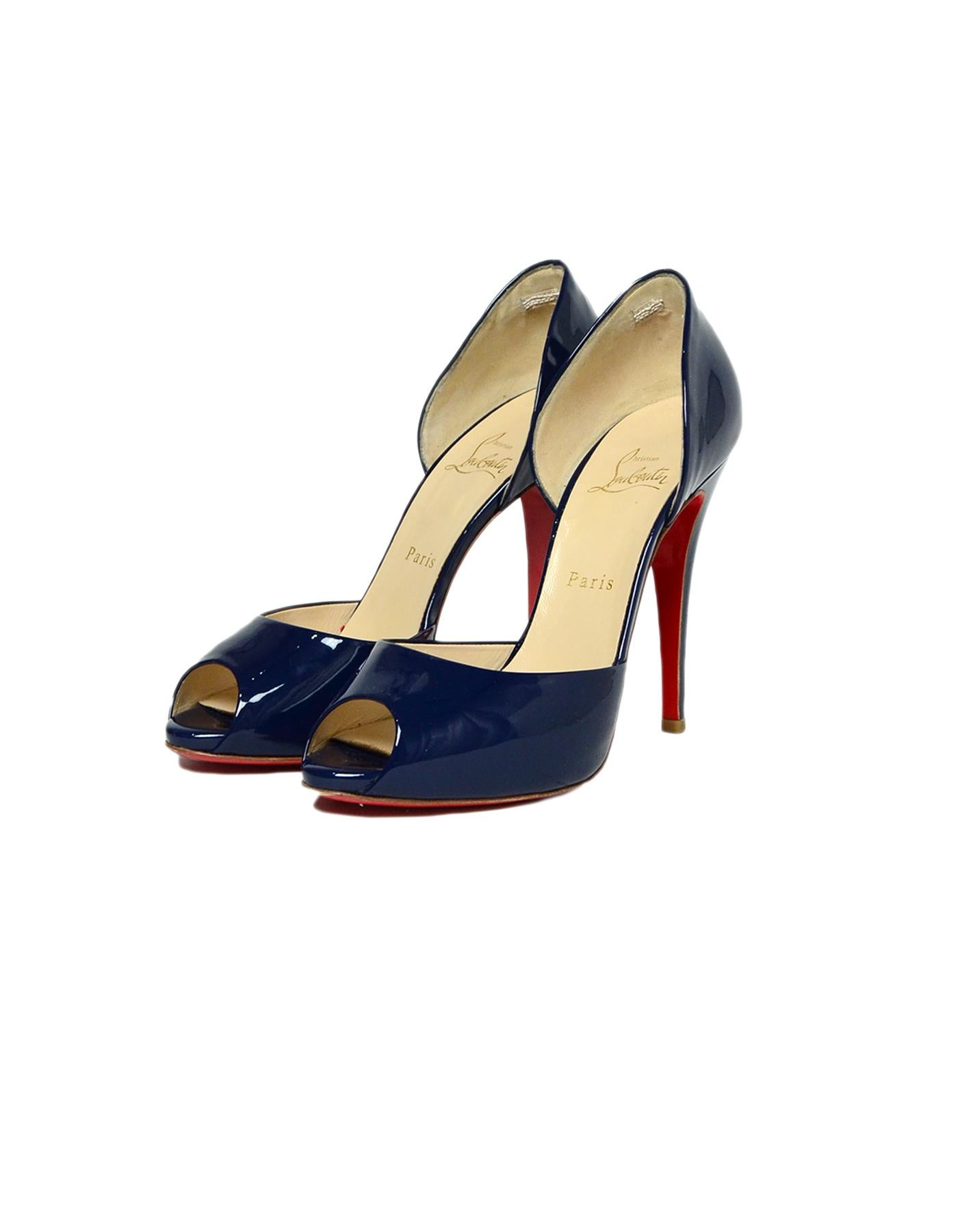 Christian Louboutin Madame Claude 120 Patent Open Toe Pumps sz 39.5
Made In: Italy
Color: Navy blue
Materials: Patent leather
Closure/Opening: Slide on
Overall Condition: Very good pre-owned condition, with light wear to insoles and soles
Estimated