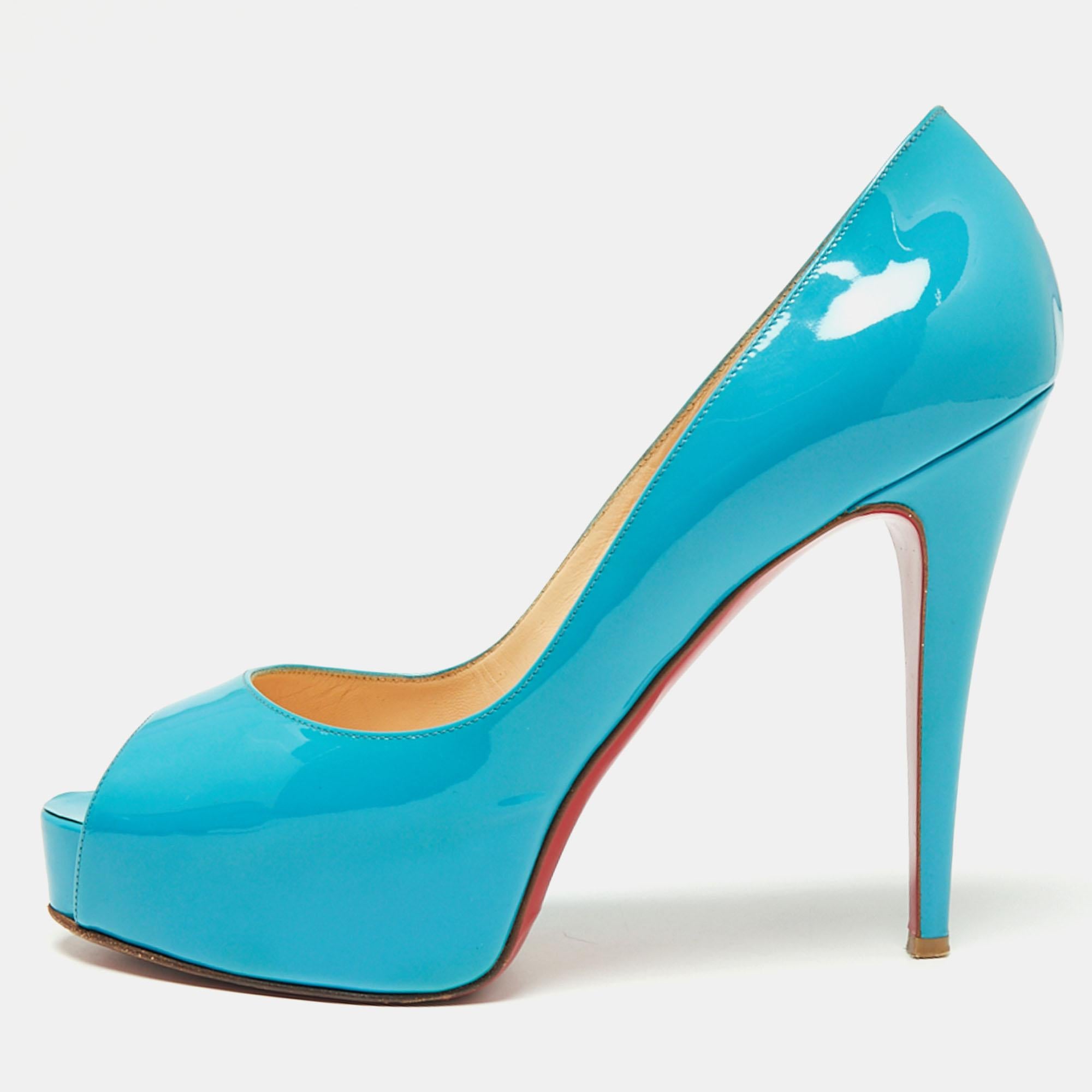 These pumps from Christian Louboutin are meant to be a loved choice. Wonderfully crafted from patent leather and balanced on low platforms and 12.5 cm heels, the blue pumps are high in both style and comfort.