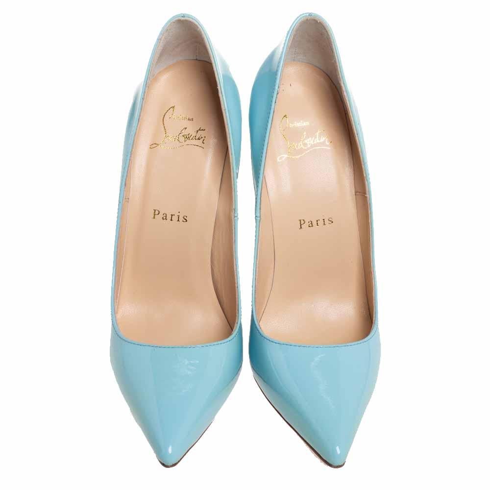Dazzle everyone with these Louboutins by owning them today. Crafted from patent leather, these blue Pigalle pumps carry a mesmerizing shape with pointed toes and 12 cm heels. Complete with the signature red soles, this pair truly embodies the fine