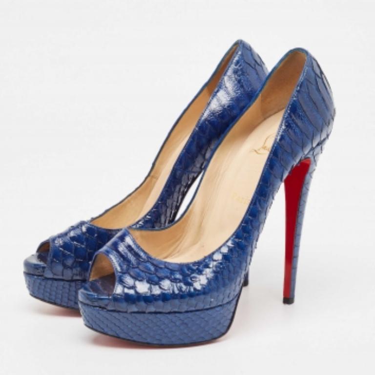 Heben Sie sich von der Masse ab mit diesem luxuriösen Paar Louboutins, das High Fashion mit Klasse ausstrahlt. Dieses Modell aus Pythonleder ist eine Kreation aus der Lady Peep Collection'S. Er ist blau und hat eine architektonische Form mit