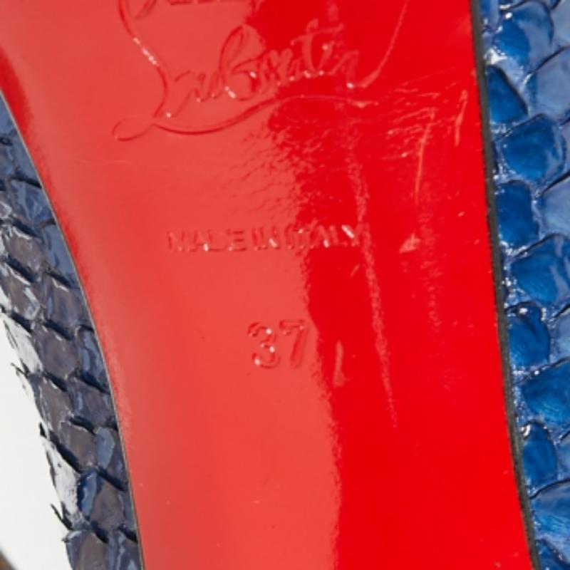 La Casa de Christian Louboutin aporta un elemento de clase a tu armario con estos impresionantes zapatos de salón Lady Peep. Se han creado con piel de pitón azul y presentan peep toes, plataformas, tacones altos y un cierre slip-on. Marca tendencia