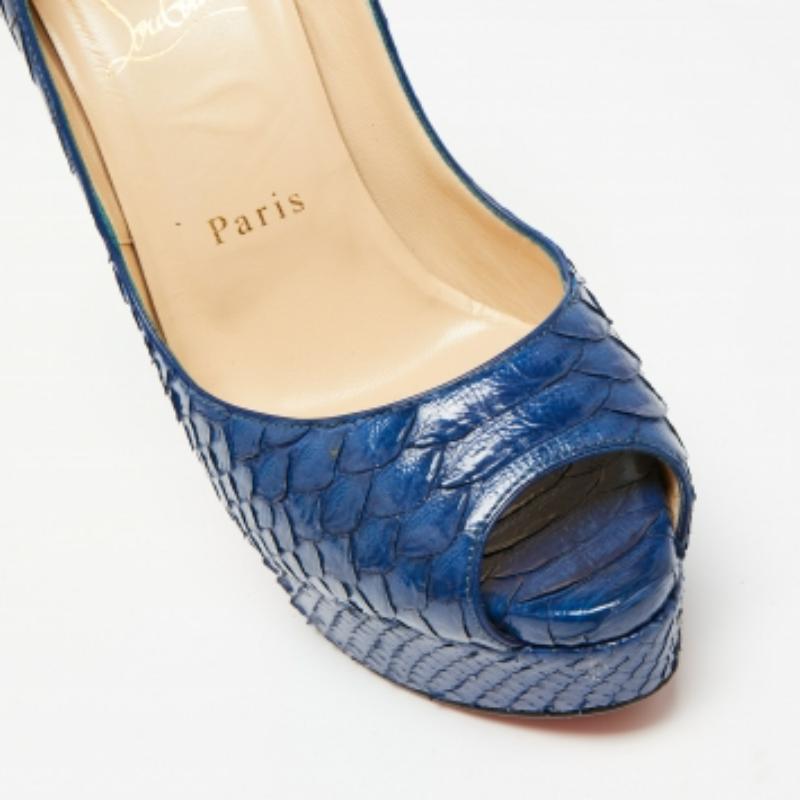 Christian Louboutin Bombas de plataforma Lady Peep de piel de pitón azul talla 37 en Bueno estado para la venta en Dubai, Al Qouz 2