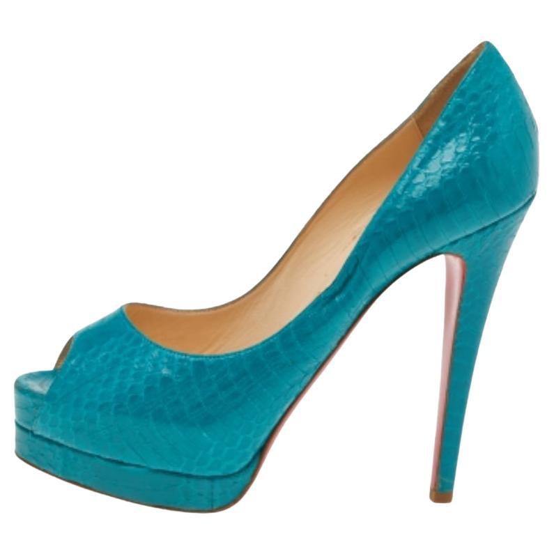 Christian Louboutin Bombas con plataforma en punta de piel de pitón azul talla 38