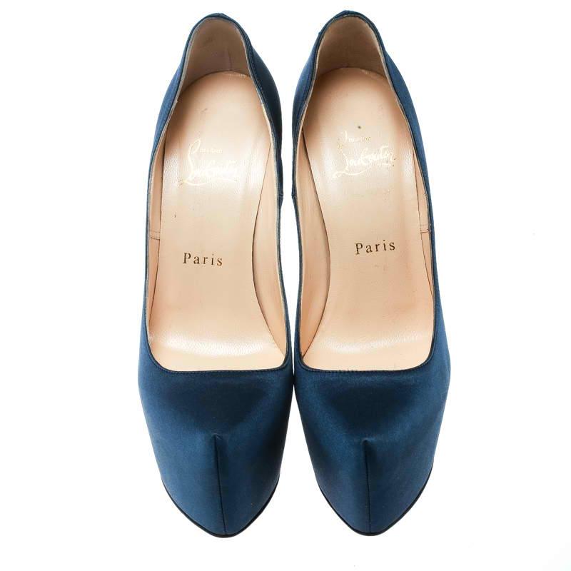 Elevate your style statement a notch higher with these Daffodile pumps from Christain Louboutin! The blue pumps are crafted from satin and feature almond toes. They come equipped with comfortable leather lined insoles, 16 cm towering heels, and