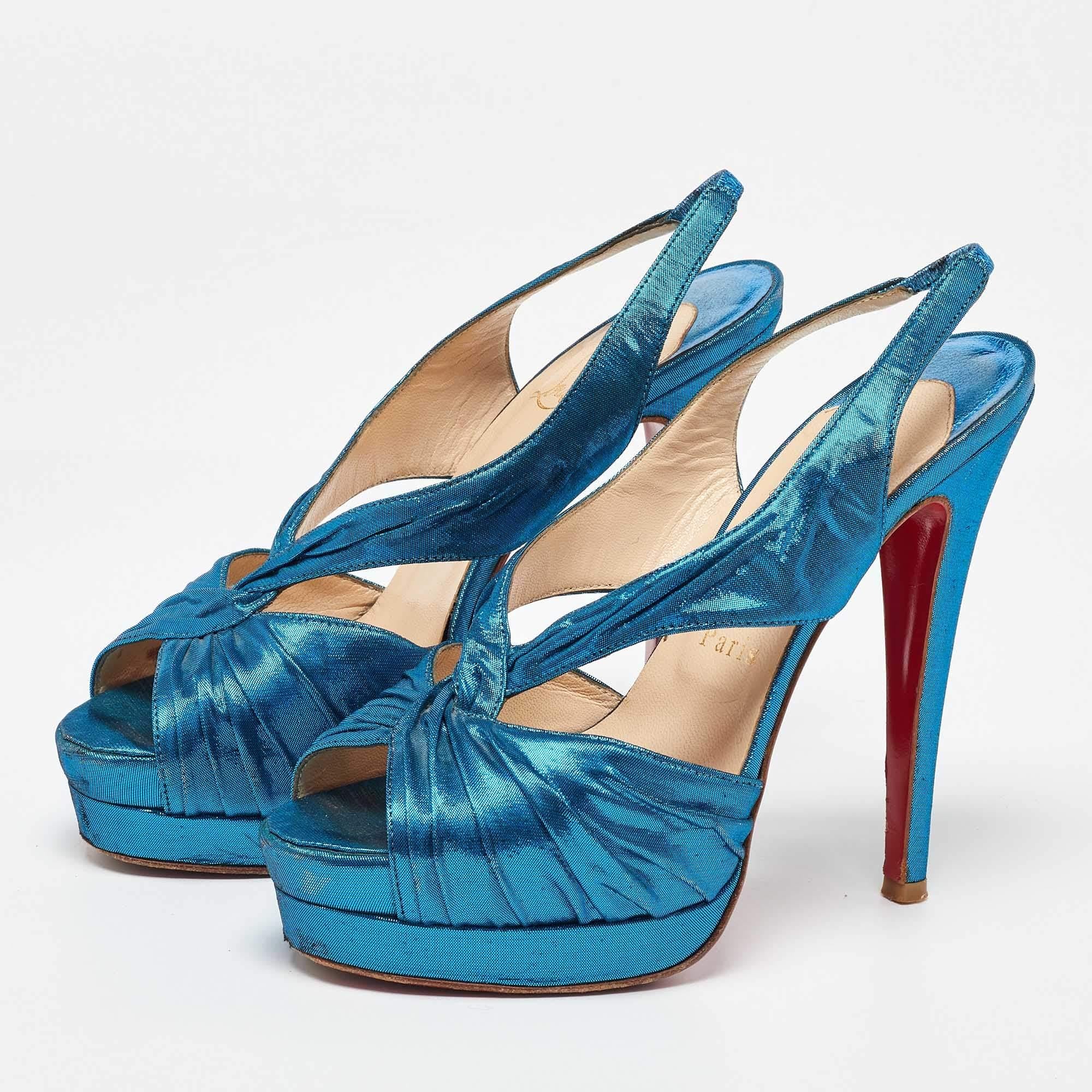 Luce estas fabulosas sandalias de Christian Louboutin y sal a la calle con estilo. Estas sandalias son un artículo de moda de alta gama que tienes que tener ya. Están hechos de satén afelpado y vienen en un precioso tono azul. Se estilan con