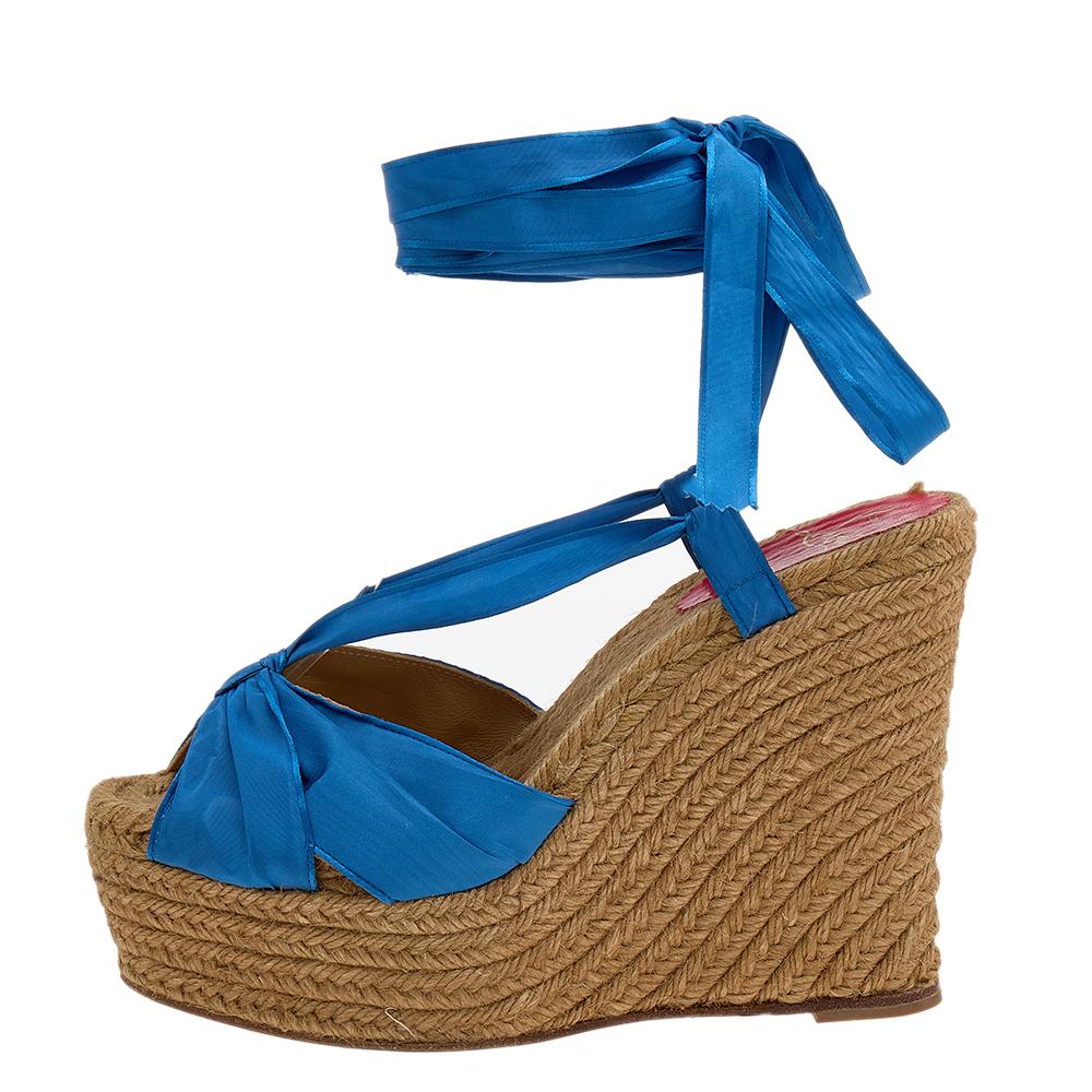 Comfort and style go hand in hand with these splendid sandals from Christian Louboutin. The blue sandals are crafted from silk and feature round toes with an elegant bow detailing on the vamps. They feature comfortable jute-lined insoles, ankle