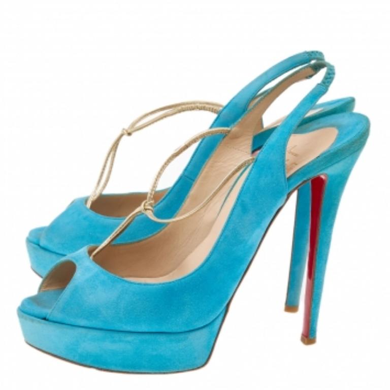Ajoutez une touche de couleur à votre tenue avec ces magnifiques escarpins bleus de Christian Louboutin. Les sandales ont été fabriquées en daim et affichent des talons imposants qui ne manqueront pas de faire tourner les têtes. Elles sont dotées