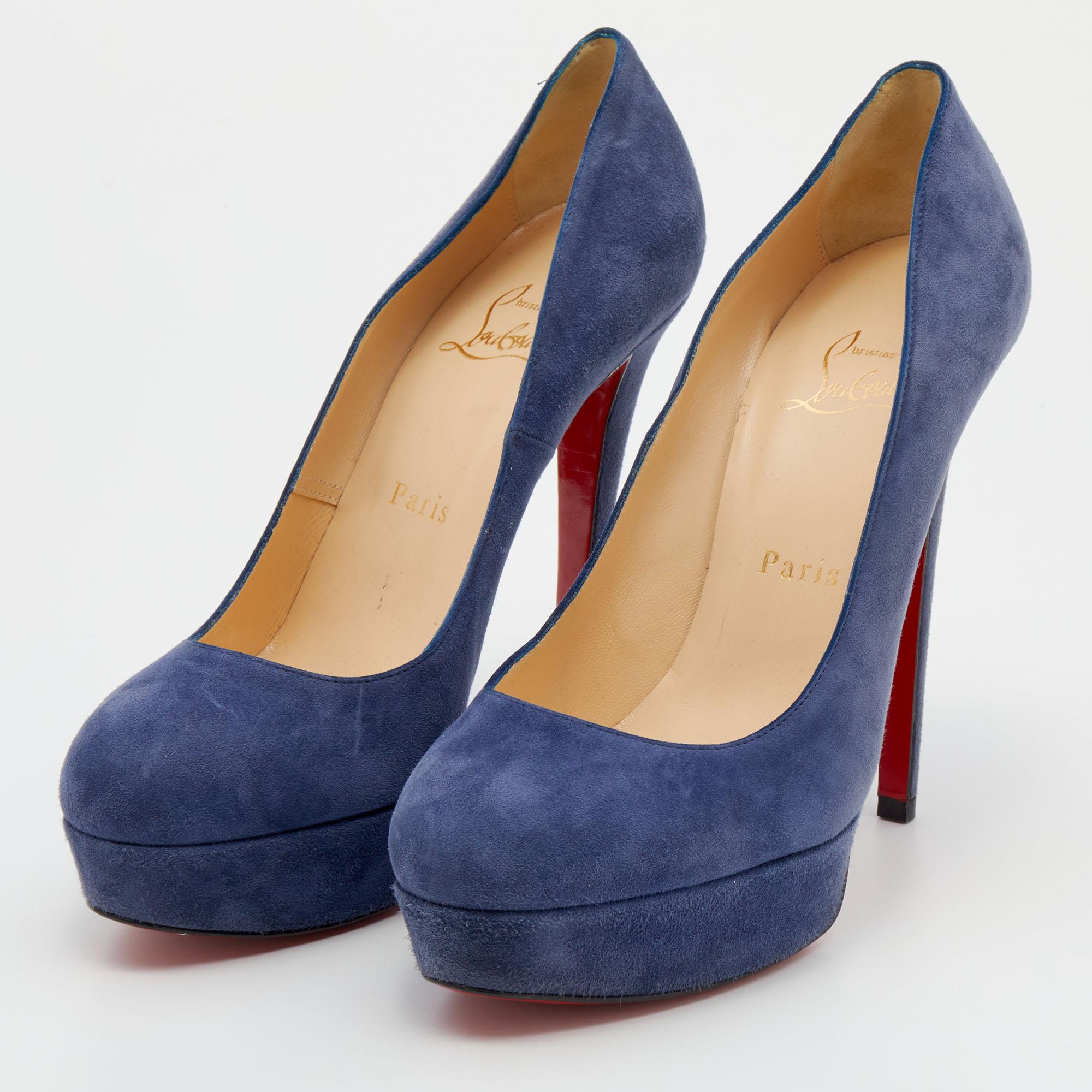 Every flawless design of Christian Louboutin, like this pair of Bianca pumps, is the epitome of feminine style. Crafted from suede, its blue upper is balanced on 13.5cm heels and platforms. The signature red-lacquered sole of these shoes marks the