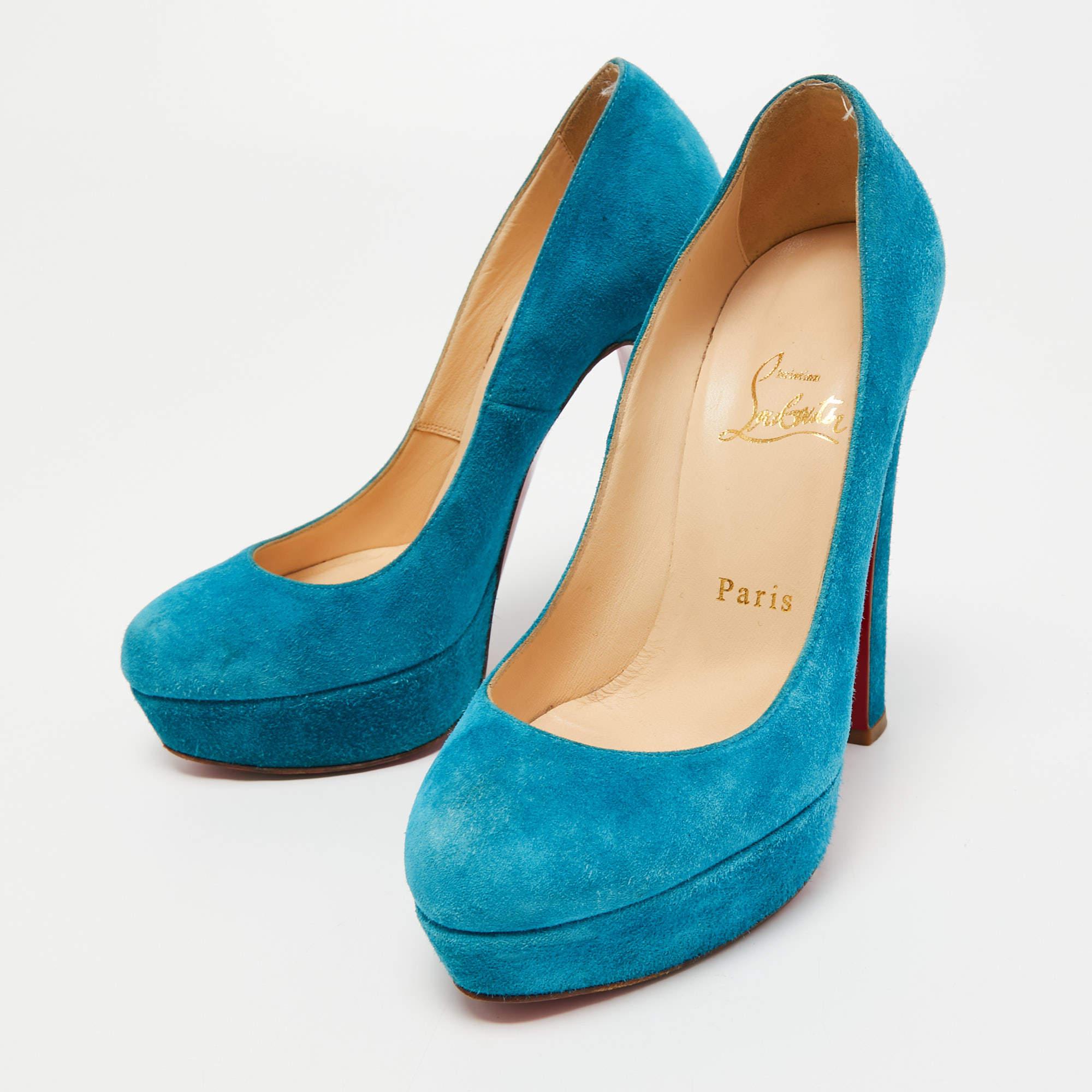 Affichez un style élégant avec cette paire d'escarpins. Ces chaussures élégantes sont fabriquées à partir de matériaux de qualité. Ils sont posés sur des semelles durables et des talons élégants.