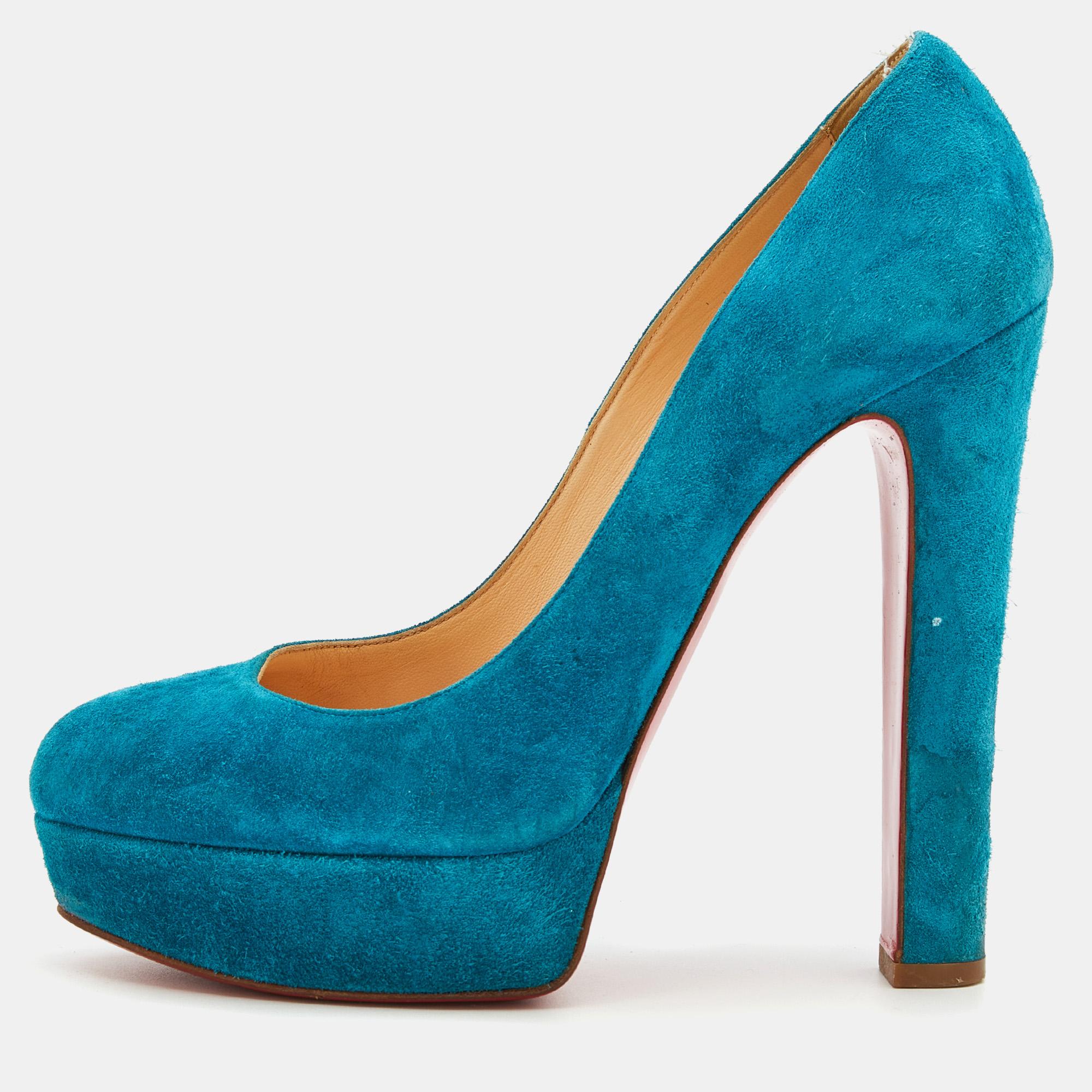 Take your casual outfit to the next level with this pair of Christian Louboutin pumps. Made from lovely blue suede, they have a simple design and feature sturdy platforms and towering 14 cm heels.


