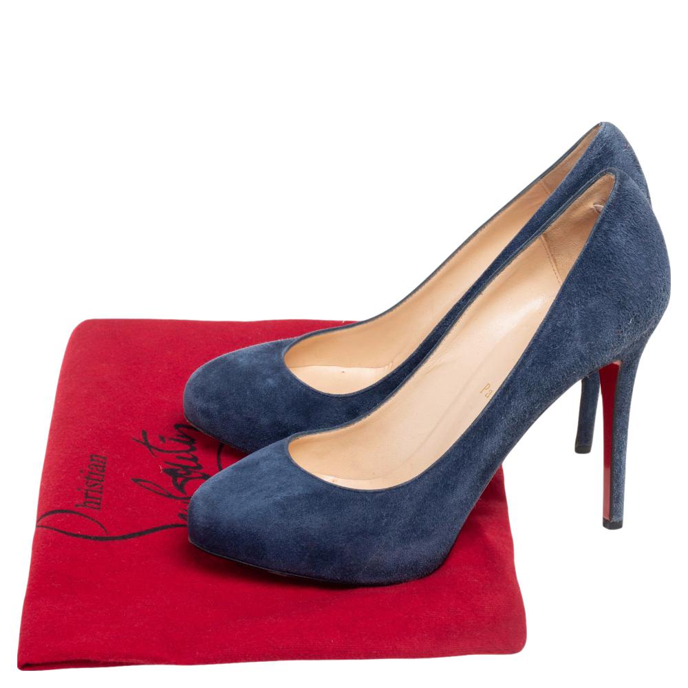 Ogni collezione di scarpe è incompleta senza un paio di splendide décolleté. Queste bellezze di Christian Louboutin sono state realizzate in pelle scamosciata con punta rotonda e tacco alto. Le décolleté sono inoltre dotate di comode solette e della