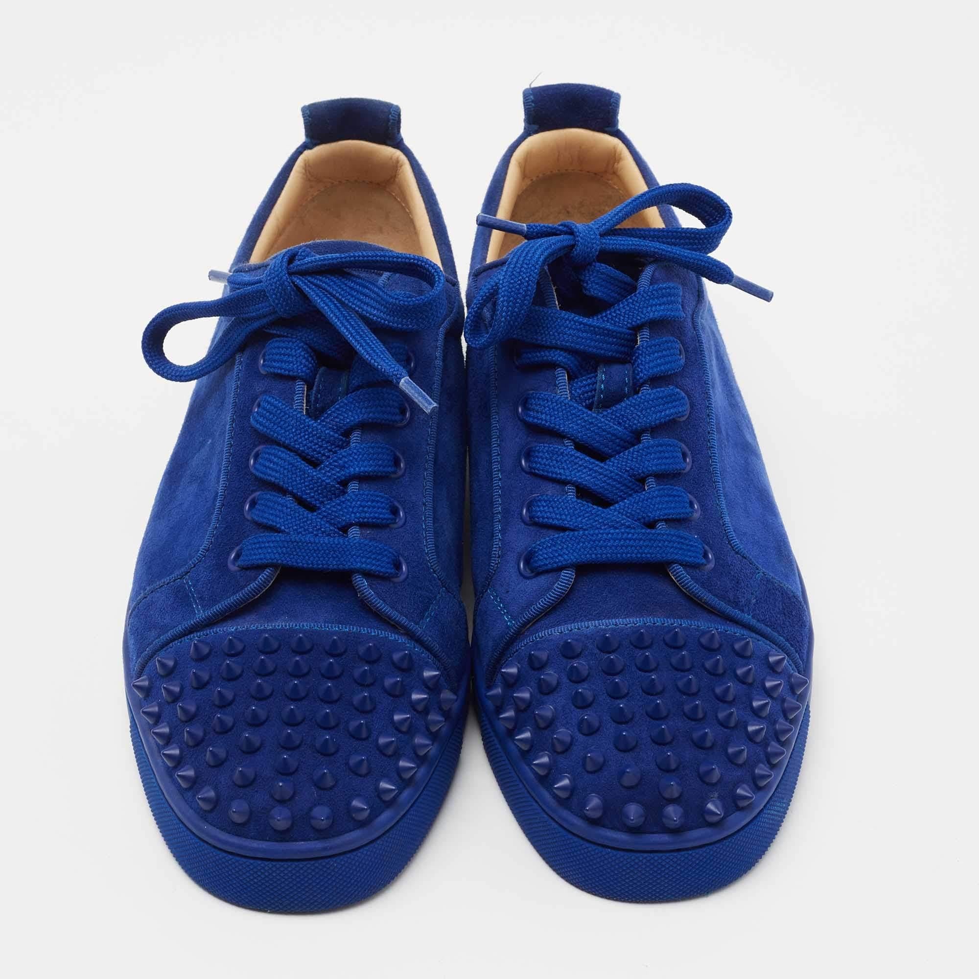 We see the edgy aesthetic of Christian Louboutin well-translated into these sneakers. They are crafted from suede with spikes decorated on the cap toes. Lace-ups and leather insoles complete them. The red soles of the low-top Louis Junior Spikes
