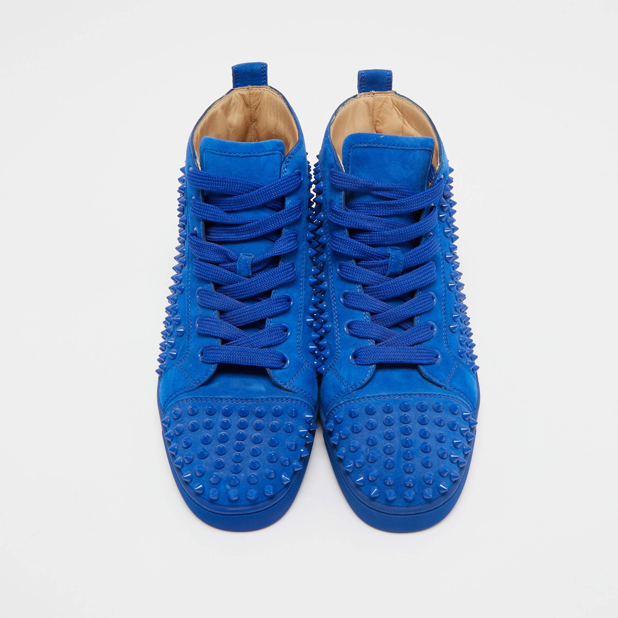 Experience ease and comfort while wearing these sneakers. Fashioned into a classic silhouette, these sneakers have a sturdy exterior and a classy style. Wear them with your casual outfits for a trendy look.

