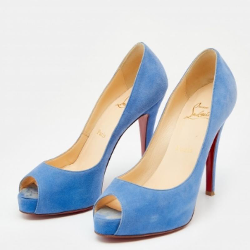 Cette paire d'escarpins Christian Louboutin est un classique intemporel. Sortez avec style en arborant ces escarpins en daim bleu, idéaux pour les sorties estivales. Ils sont dotés de peep toes, de plates-formes et de talons de 11.5 cm.