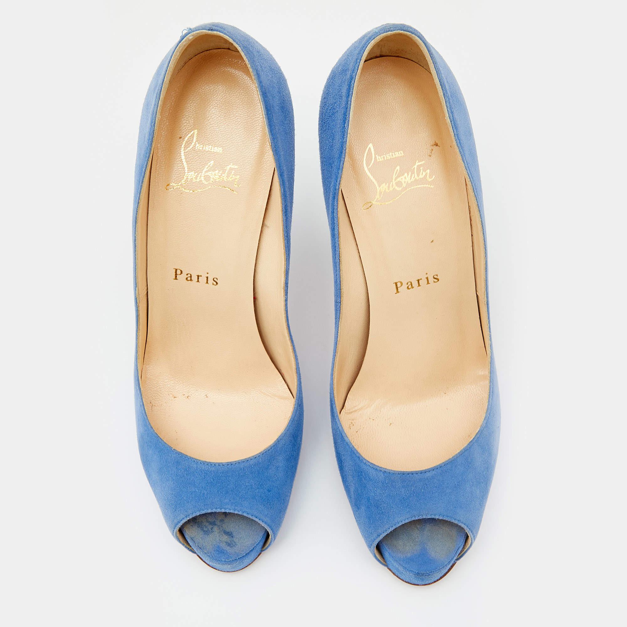 Cette paire d'escarpins Christian Louboutin est un classique intemporel. Sortez avec style en arborant ces escarpins en daim bleu, idéaux pour les sorties estivales. Ils sont dotés de peep toes, de plates-formes et de talons de 11.5 cm.

