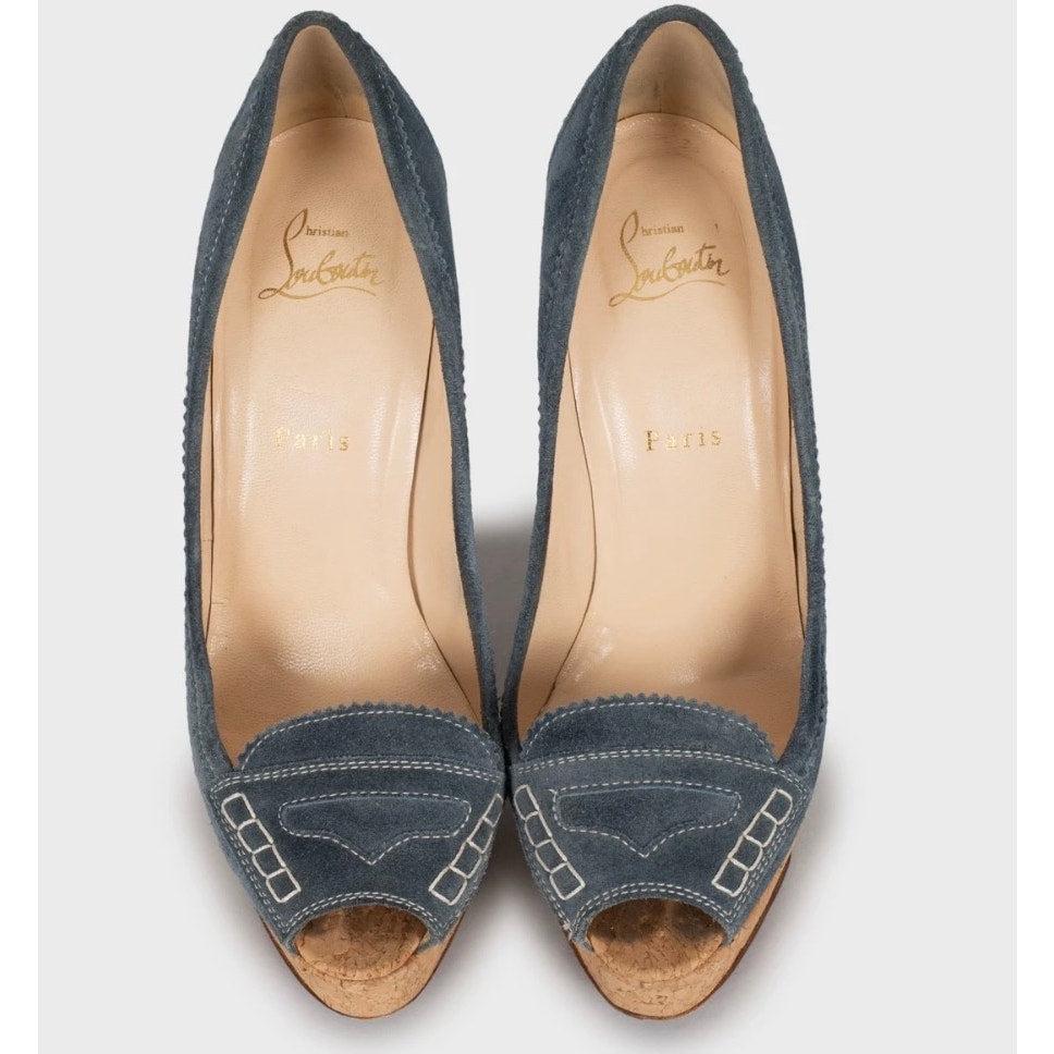 Step out in style with these stunning Christian Louboutin blue suede peep-toe pumps! These pumps are in very good condition, ready to elevate any outfit. 

Size: 39 (true to size)

Features:

- Elegant blue suede upper

- Flattering peep-toe