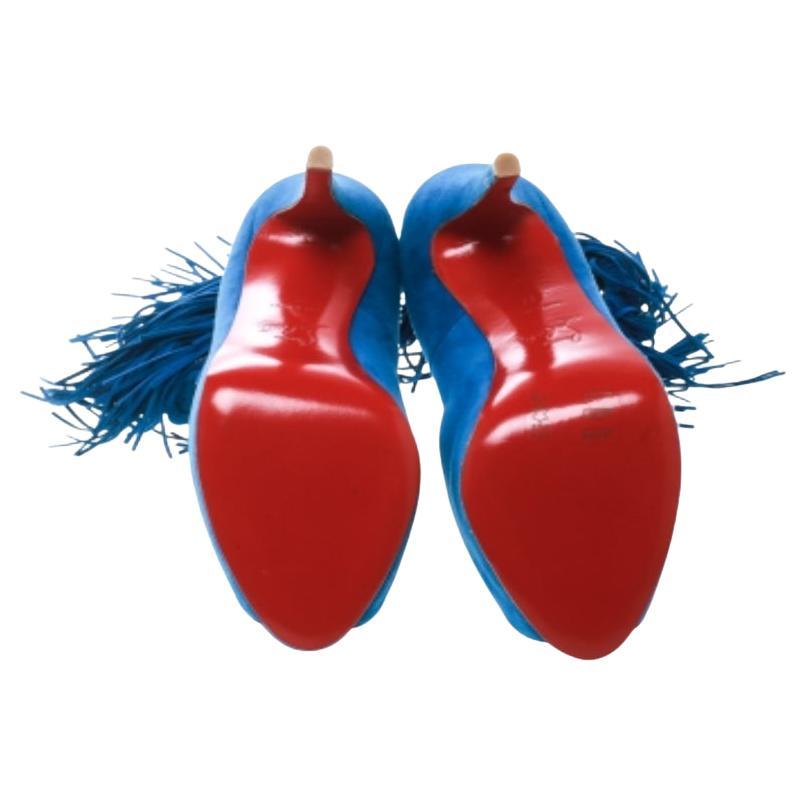 Mit diesen umwerfenden Tina-Pumps von Christian Louboutin sind Sie bestens gerüstet für einen modischen Ausflug! Diese Pumps aus kobaltblauem Veloursleder haben eine Peep-Toe-Silhouette und verfügen über ein mit Fransen besetztes Knöchelriemchen mit