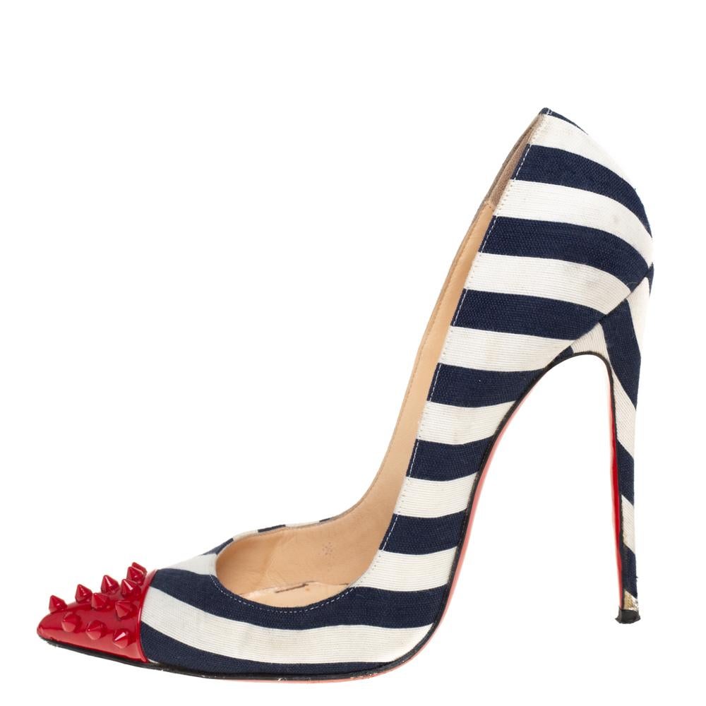 Wenn man an Schuhe mit Statement-Charakter denkt:: ist Christian Louboutin einer der ersten Namen:: die uns in den Sinn kommen. Diese exquisiten Pumps des Pariser Labels sind eine Anschaffung wert. Diese Pumps aus gestreiftem Canvas haben eine