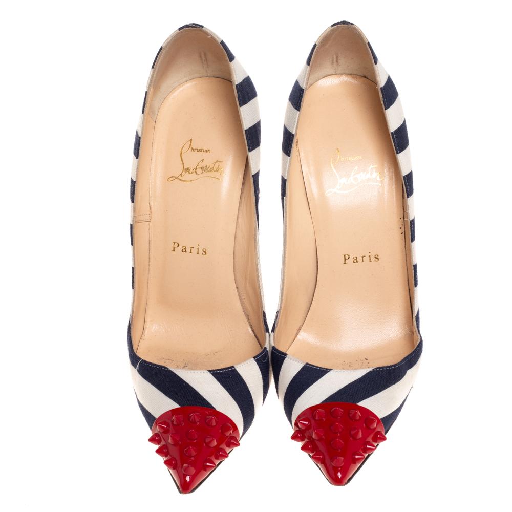 Christian Louboutin Blau/ Weiß Lackleder gestreift Spike Größe 38.5 im Zustand „Gut“ in Dubai, Al Qouz 2