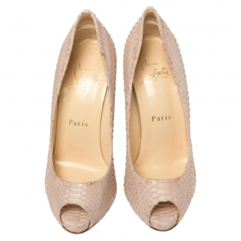 This pair of blush pink Christian Louboutin pumps is a timeless classic. Crafted from python leather, these Very Prive pumps are ideal for all occasions. They feature peep toes, platforms, and 8 cm heels. NOTE: AVAILABLE FOR UAE CUSTOMERS ONLY