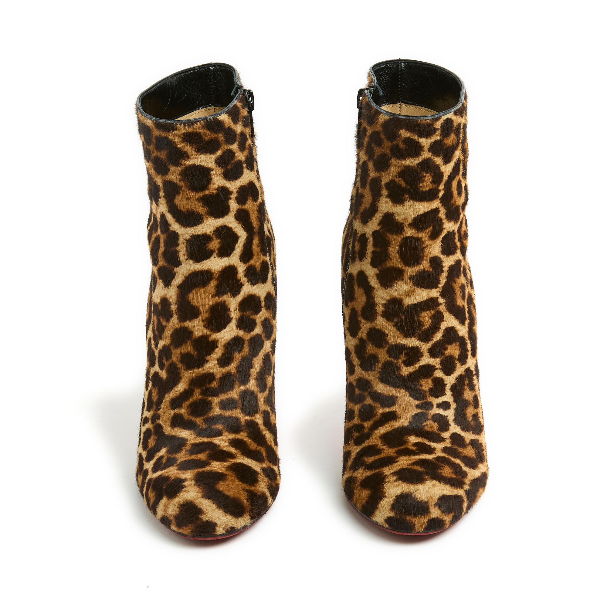 Bottines Christian Louboutin en veau façon poney imprimé léopard, bout arrondi (avec mini plateforme cachée à l'avant), talon aiguille, fermeture zippée sur le côté intérieur de la chaussure. Taille EU39 ou UK 6 et US8.5, talon 11 cm, semelle