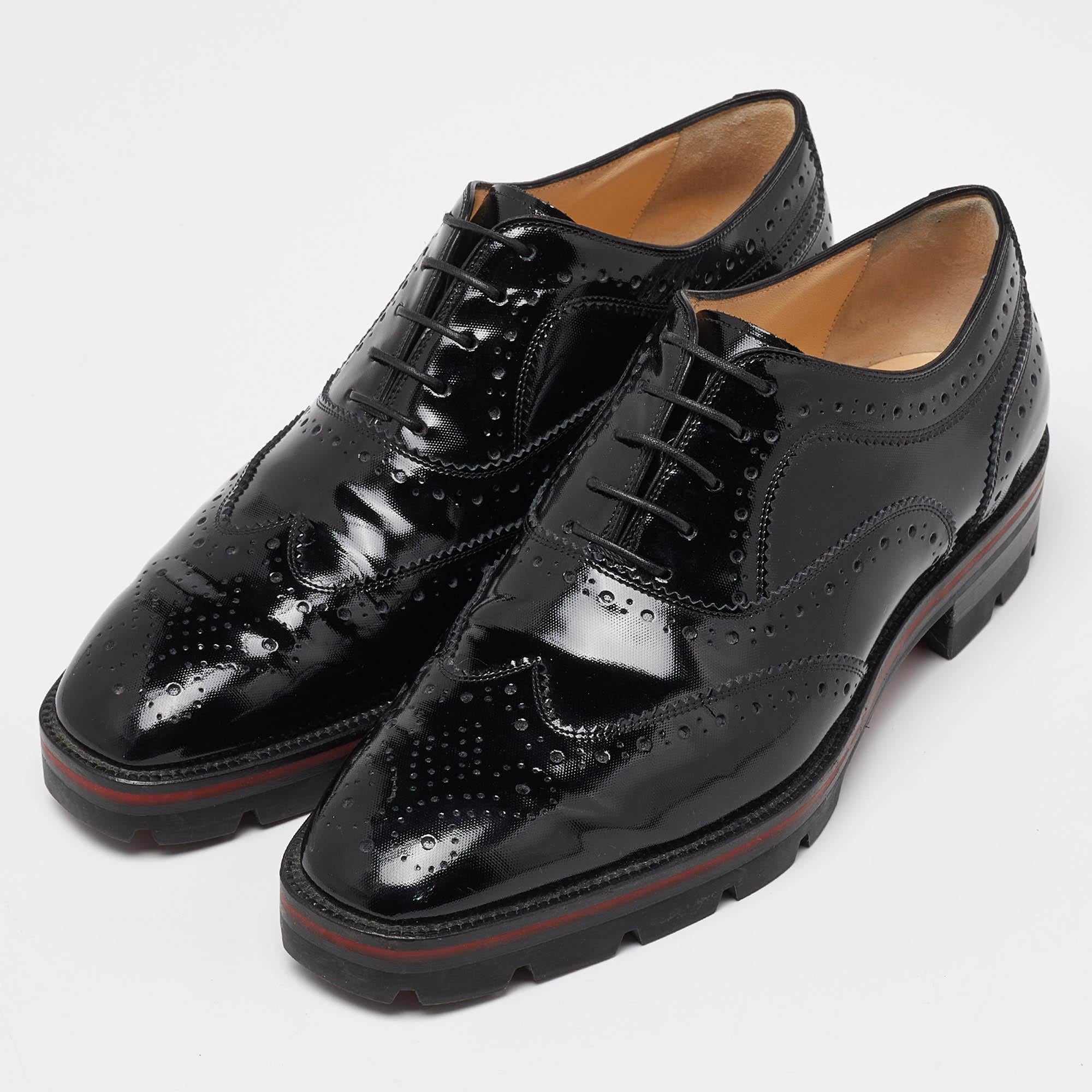 These Christian Louboutin shoes aim to deliver a fashionable result. Constructed using patent leather and secured with laces, these shoes are as durable as they are appealing.