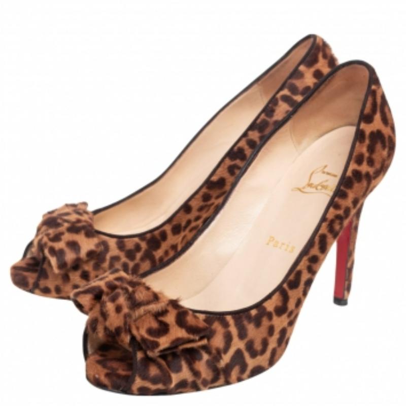 Atemporales, lujosos y versátiles, estos zapatos de Christian Louboutin demuestran por qué la marca es una maestra del calzado. Elaborados con pelo de ternero en un tono marrón, ¡tienen peep-toes, nudos, cómodas plantillas y cortes elegantes! Estos